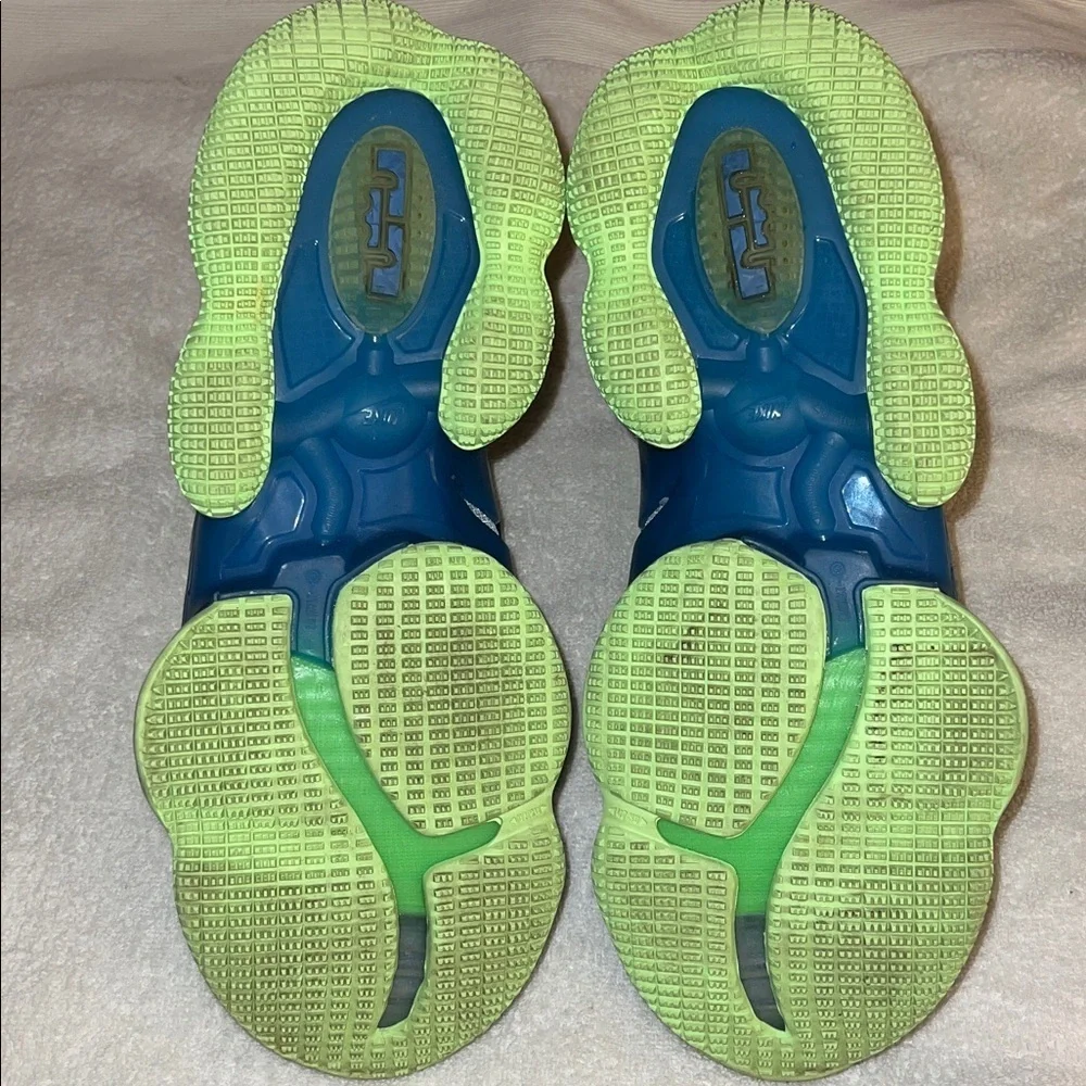 Nike LeBron James Sneakers 19 “Tropical”